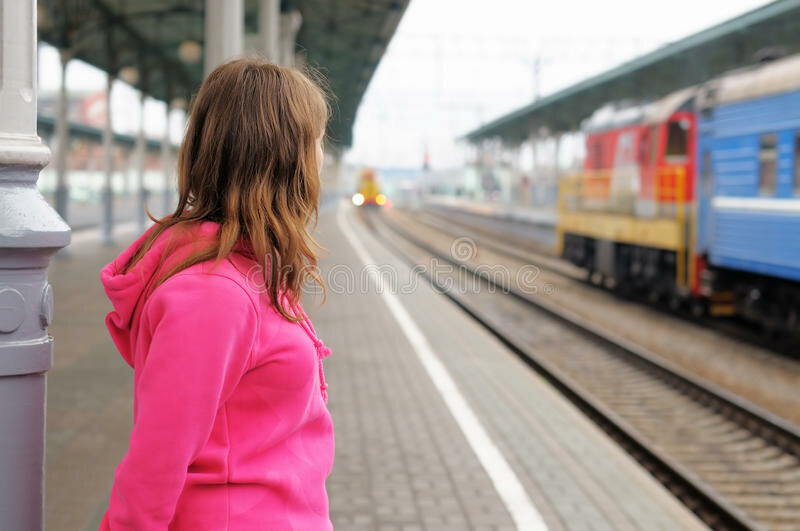 Девушка на перроне. Девушка на вокзале с чемоданом. Поезд девушка перрон. Фотосессия на перроне. Чемоданы на перроне.