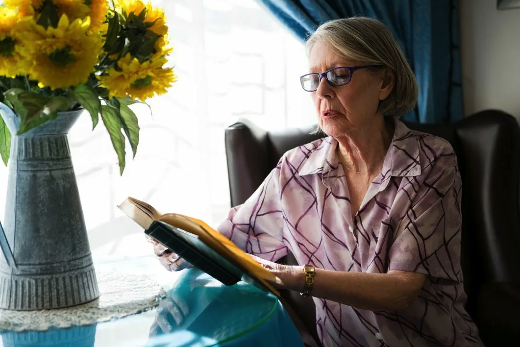 Пенсионерка читать. Пожилая женщина в кресле. Пенсионеры читают. Чтение пожилых людей. Пожилая женщина с книгой.