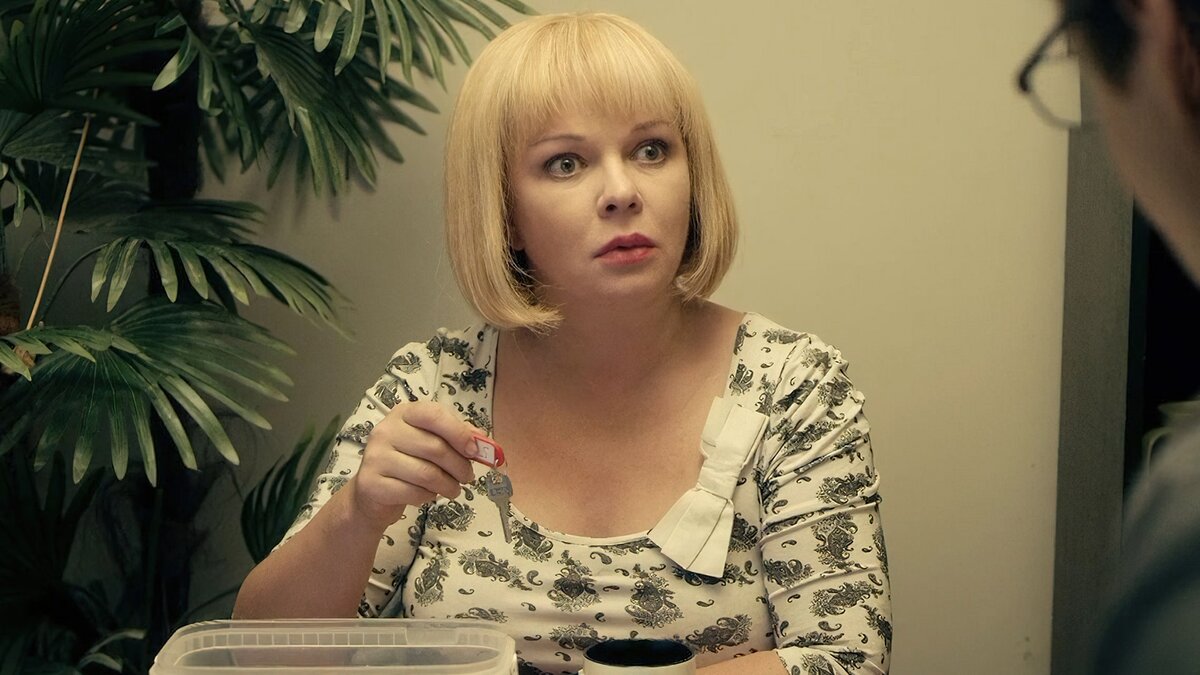 Елена Валюшкина в роли коменданта. Кадр из молодежного ситкома «Универ»