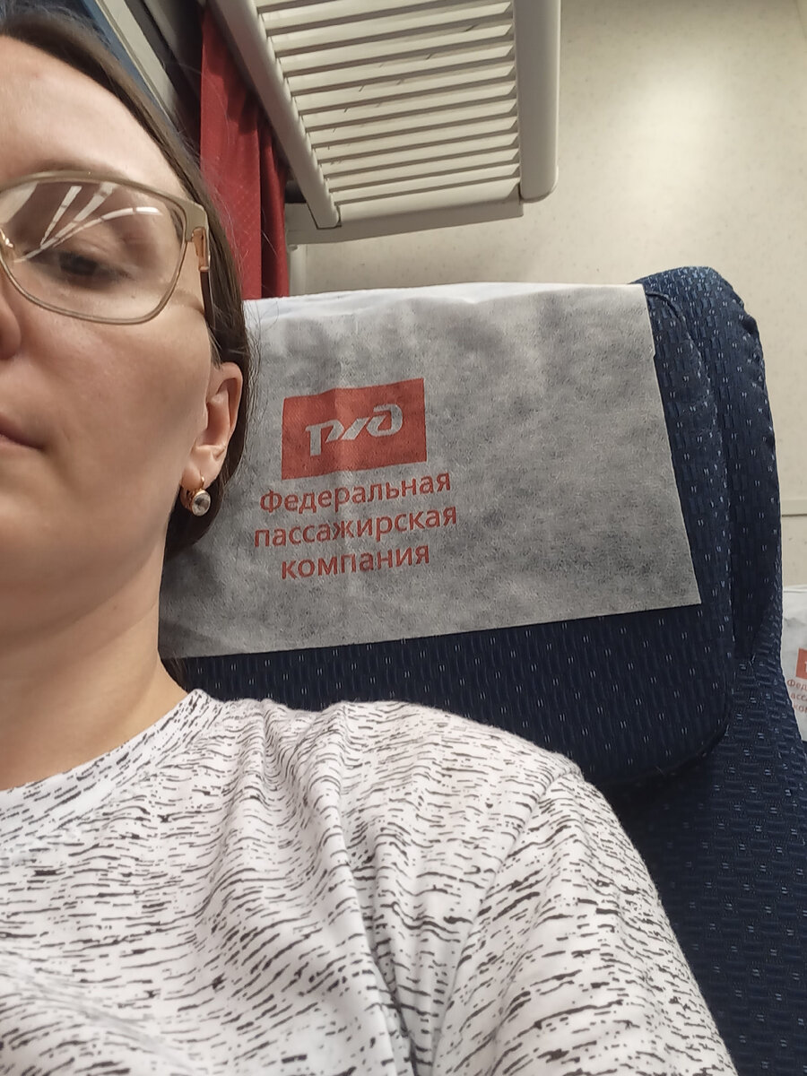 Автор блога в непривлекательном ракурсе, хотела чисто показать вот эту дьявольскую спинку кресла