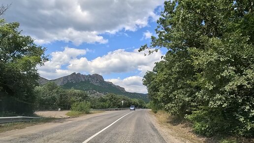 Горная дорога Крыма вдоль Хребта Таракташ из Судака в сторону Коктебеля