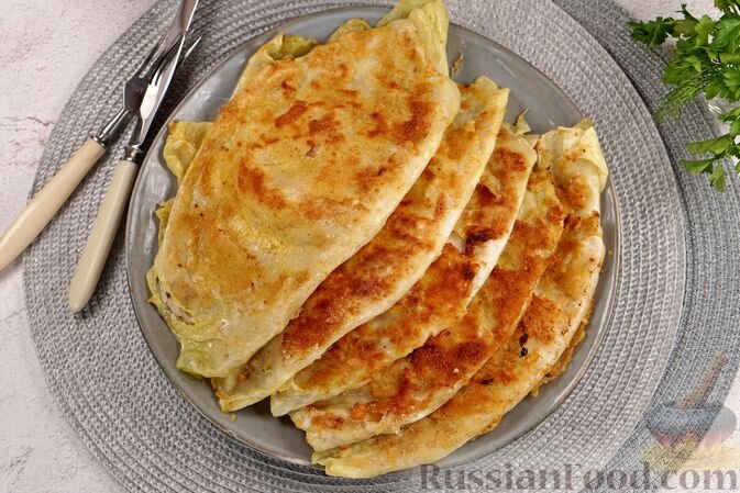 капуста белокочанная (или капустные листья), фарш куриный, яйца, лук репчатый, мука, сухари панировочные, орегано сушёный, базилик сушёный, соль, перец чёрный молотый, масло растительное