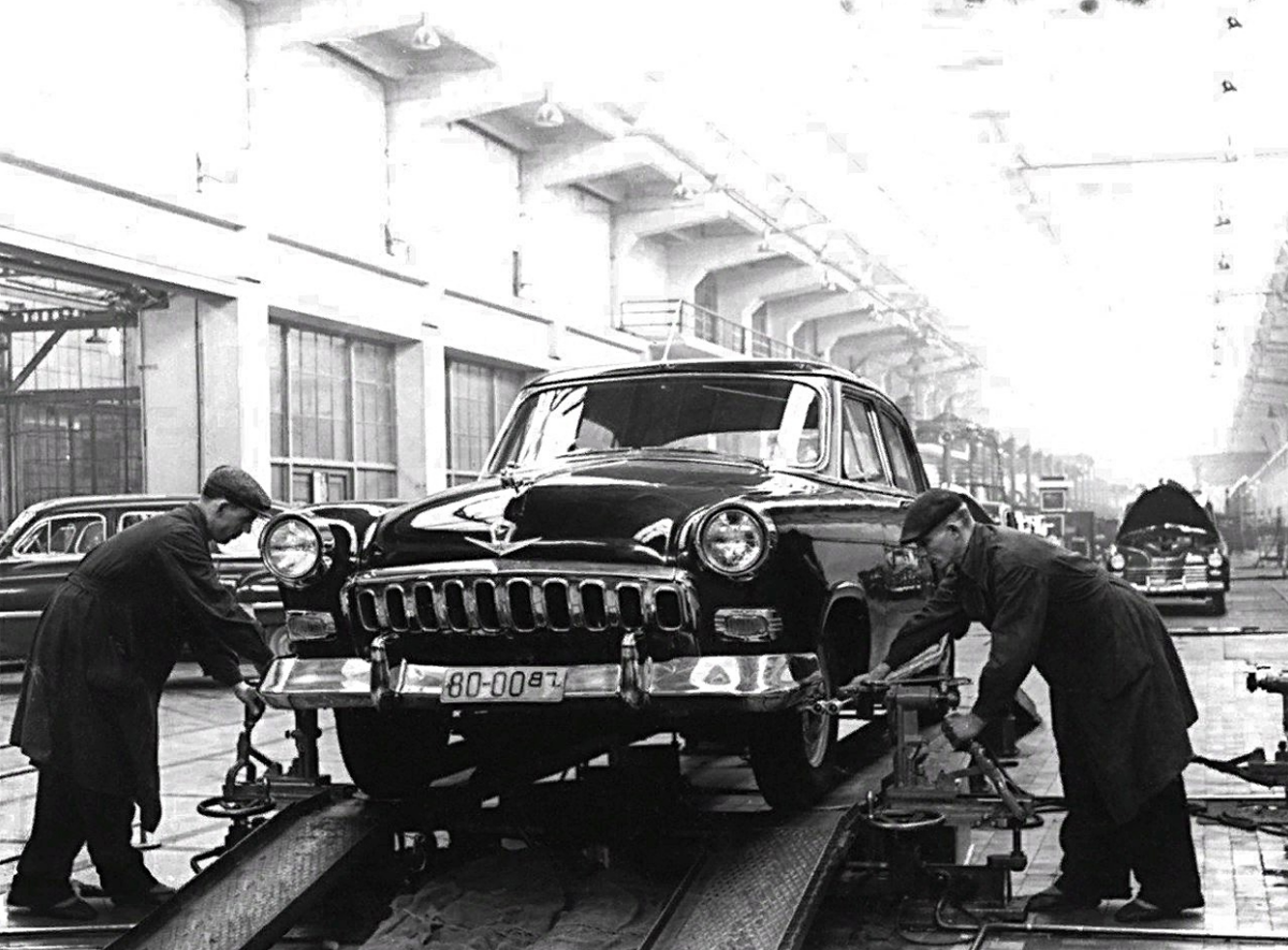 Первая Волга ГАЗ-21 вышла в 1956 г., а сам Горьковский завод начал работу с 1932 г.