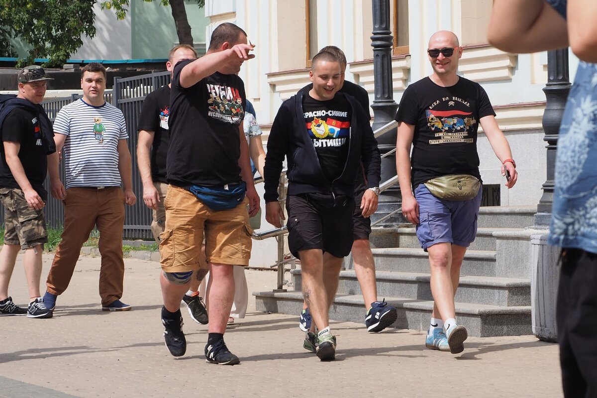 Вряд ли простые горожане могли бы их заметить, но зоркий глаз корреспондента «ТИ-Спорт» сразу распознавал в подкачанных парнях ультрас московского ЦСКА. Фото: © Рамиль Гали / «Татар-информ»