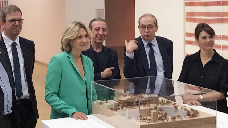 Фото: Алексей Тарханов / Коммерсантъ📷Президент региона Иль-де-Франс Валери Пекресс, архитектор Филипп Шамбаретта, президент Центра Помпиду Лоран Ле Бон и директор музея Пикассо Сесиль Дебре (слева направо) представили макет нового музея журналистам