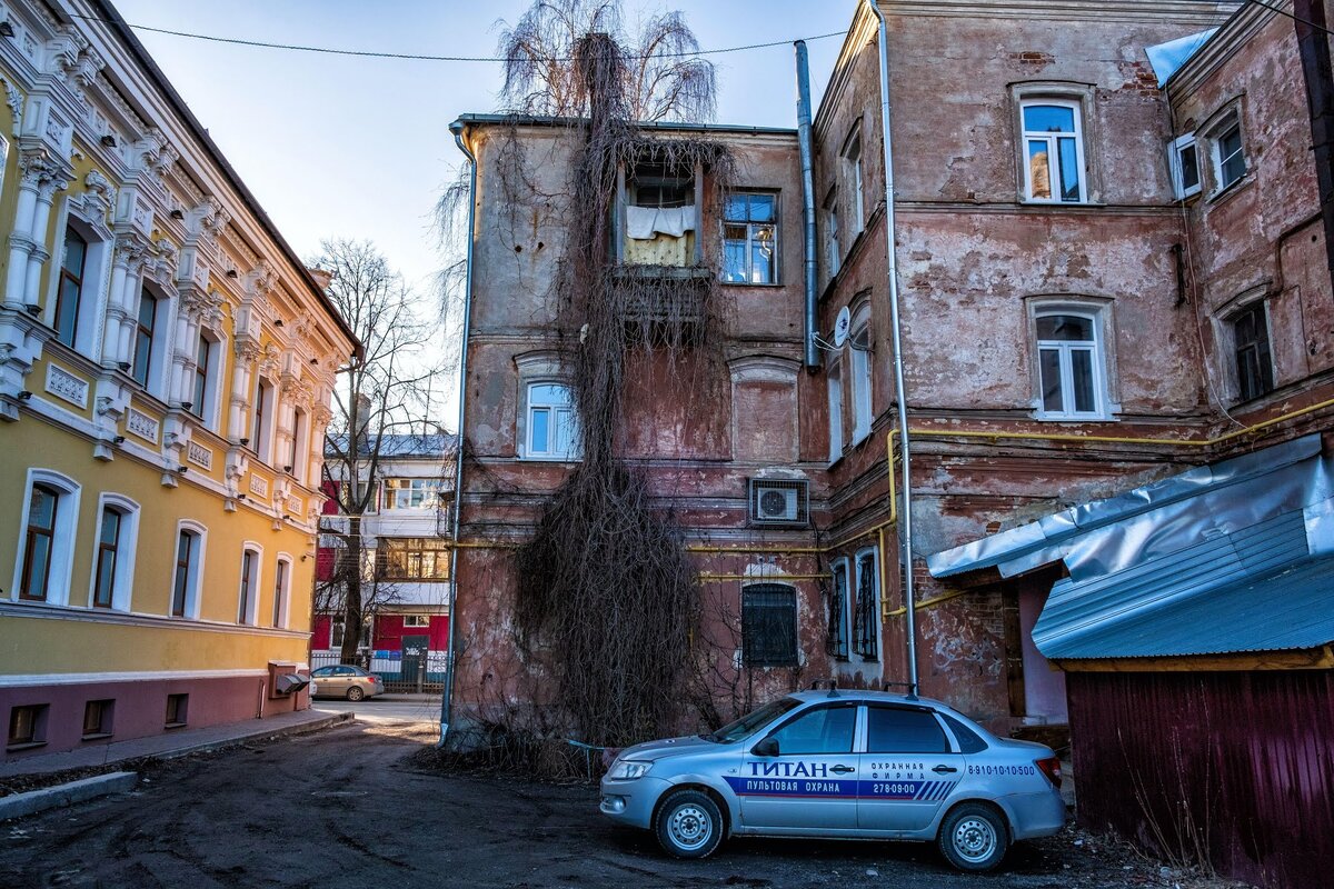 Задворки. Задворки дома. Место задворки. Задворки МГУ.