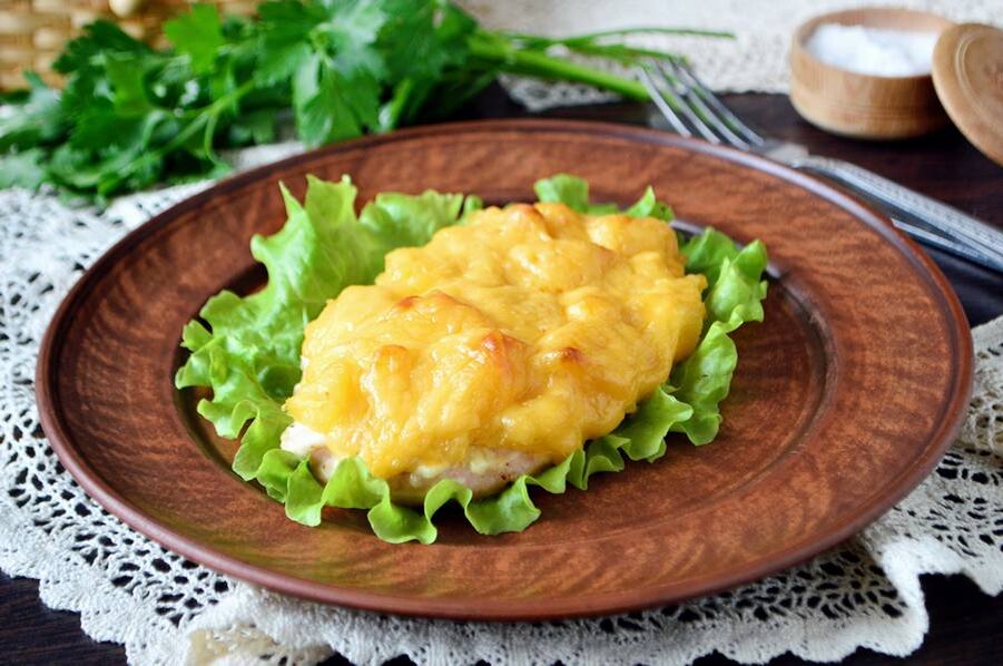Куриное филе запеченное с овощами. Куриная грудка запечённая с сыром и помодорами. Куриная грудка с ананасами. Курица с ананасами в духовке под сыром. Куриная грудка фа́ршип.