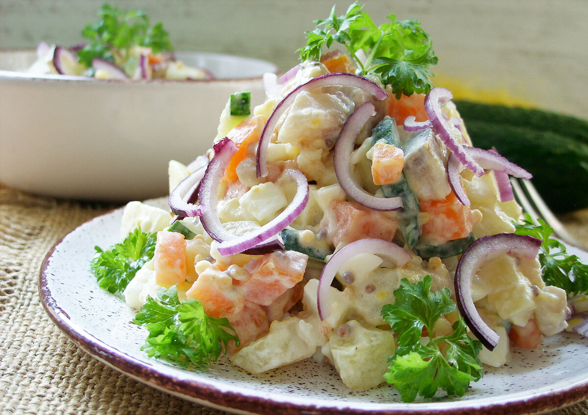 Селедка с яйцом и луком. Салат с селедкой. Салат с селёдкой и яблоком. Салаты с малосольной сельдью. Салат с сельдью и яблоком.