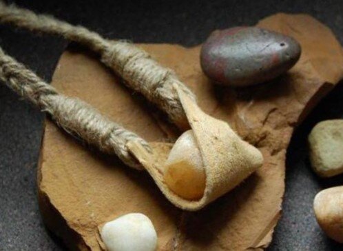 Праща из бечевки с кожаным расширением для снаряда