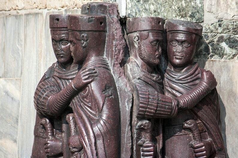 Византийская скульптура «Тетрархия» в соборе Святого Марка, Венеция. Источник: hist-etnol.livejournal.com