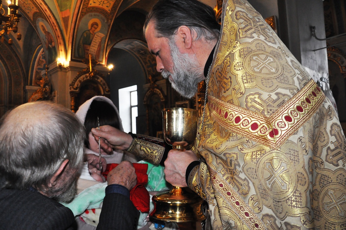 После крещения Мама с сыном отправились в храм 