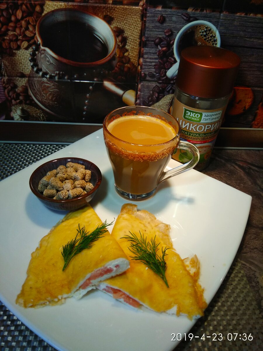 Блинчик из двух белков, сыр творожный -30 гр, семга с/с - 30гр, цикорий с молоком, 160 ккал в порции