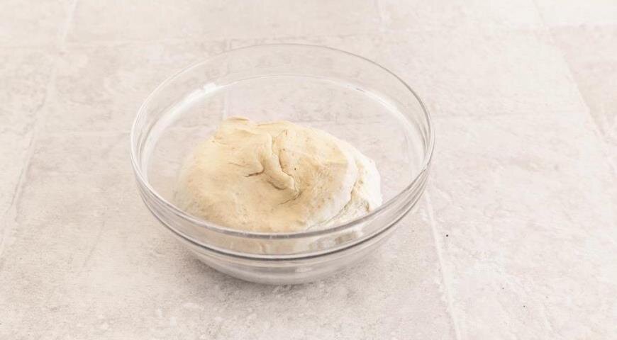 приготовление теста для пирога с зеленым луком и яйцами