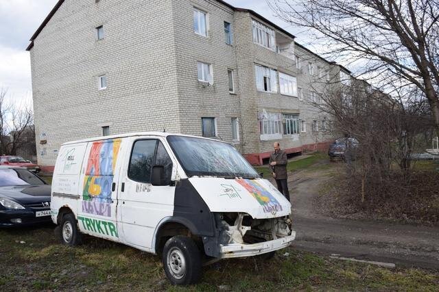 А где там "автохлам"? Микроавтобус можно очень  легко переделать под клубы,выставочный зал,офис и т.д. Там работы на несколько дней. Внутри можно без проблем разместить стеллаж, шкаф, доску, флип-чарт(офисный мольберт), несколько столов и стульев, пюпитр. В ряде городов в микроавтобусах строят мини-кинотеатры, квест-комнаты, кафе и т.д.