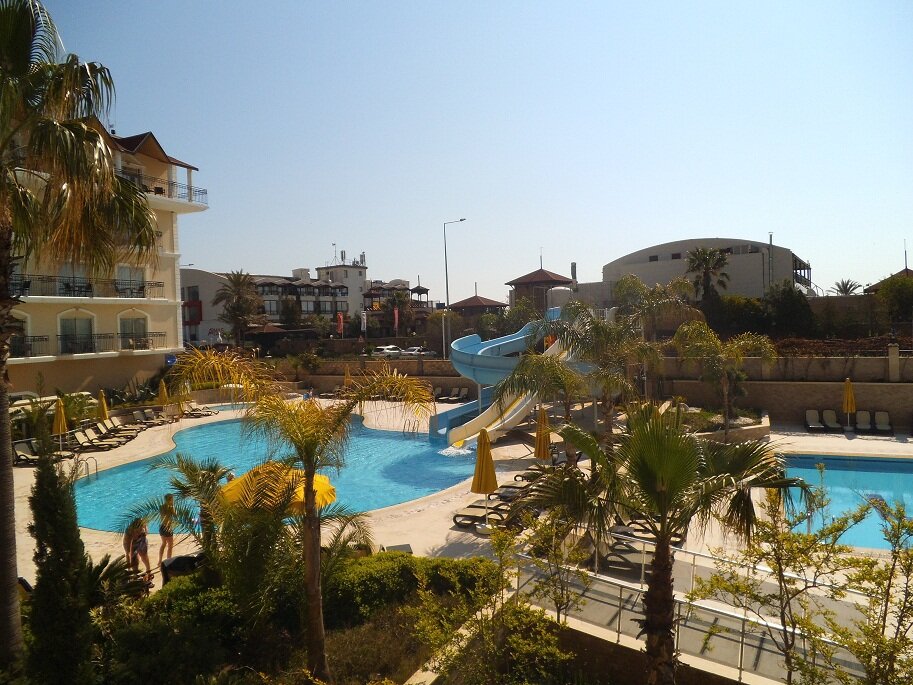 два открытых бассейна