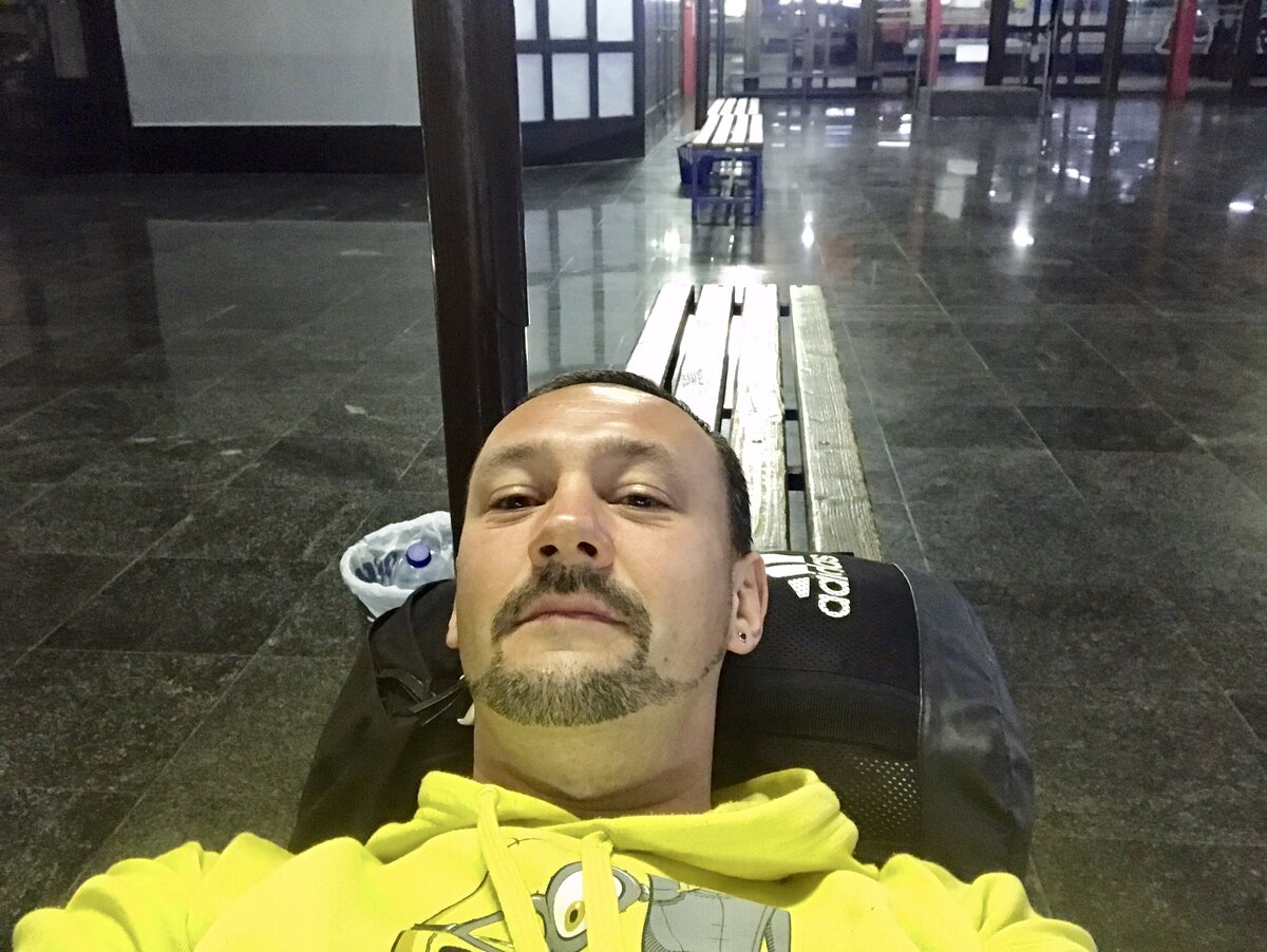 Та самая лавочка, на которой жду поезд и пишу этот пост.