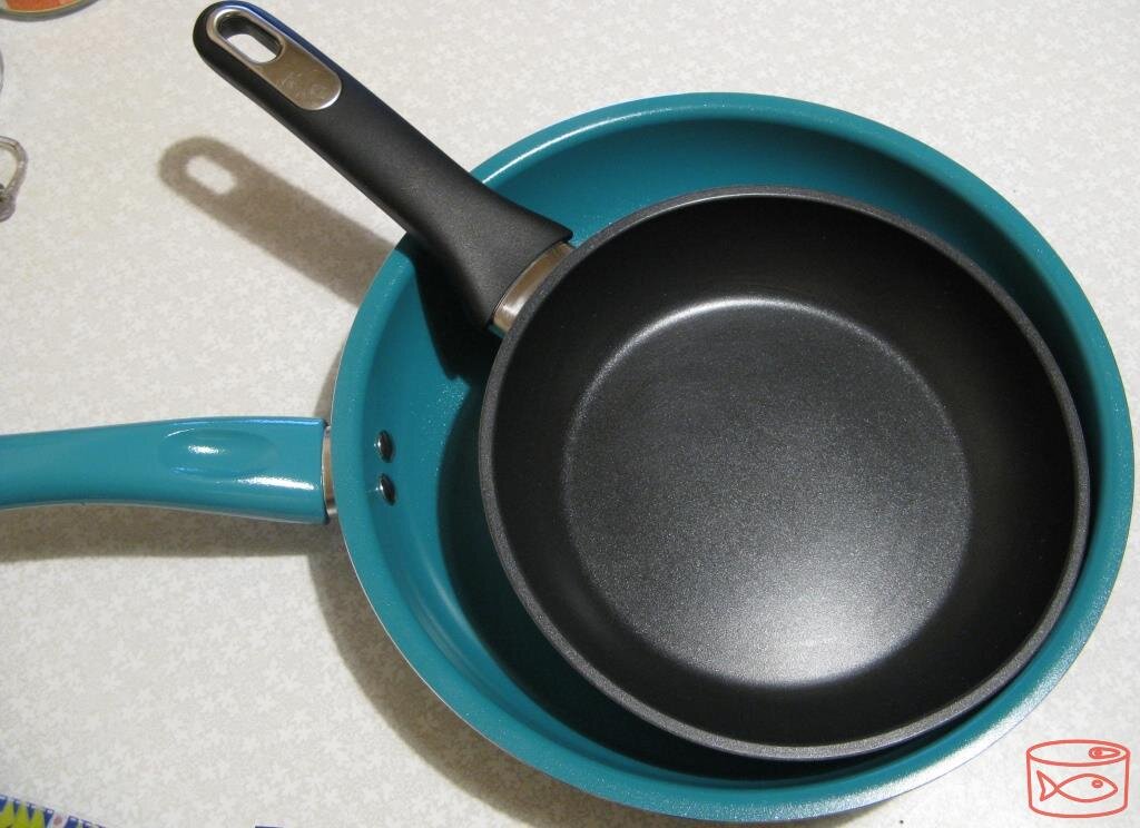 Всего у меня на кухне 16 сковородок...