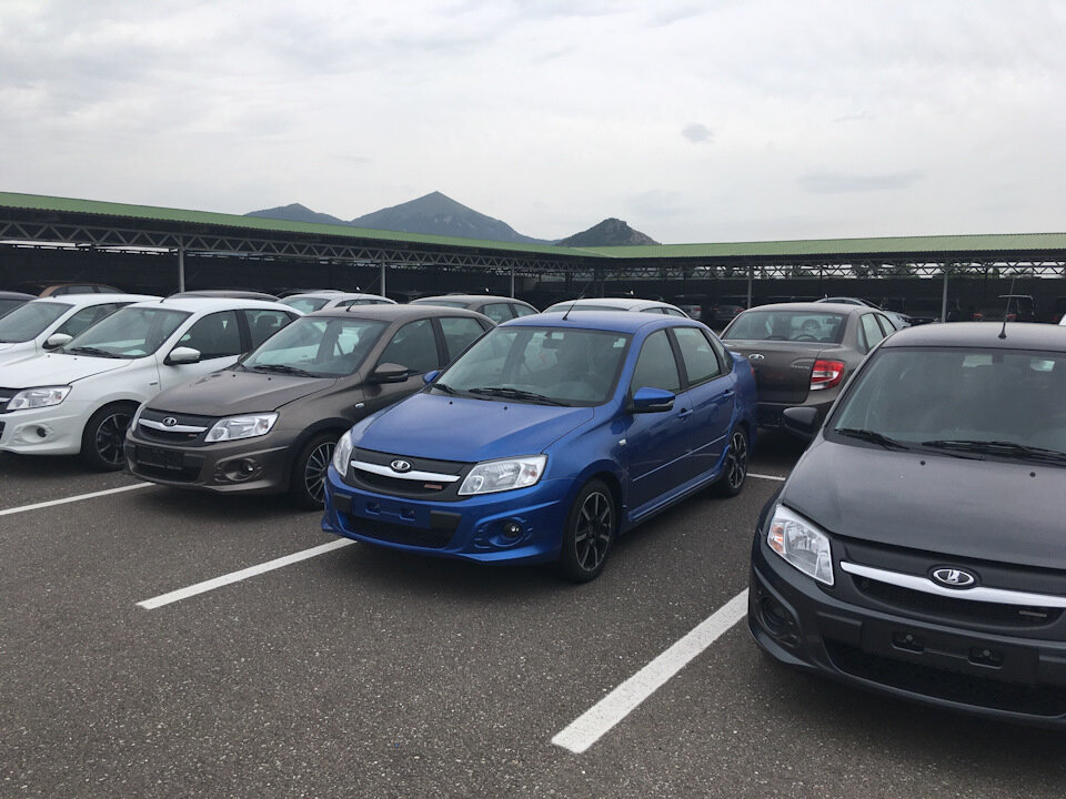 Иллюстрация drive2.ru  (Да, такая же синяя, как на фото в центре) 