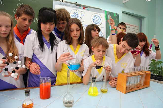 Урок химии 6 класс. Дети на уроке химии. Химия в школе. Урок химии в школе. Химические опыты в школе.