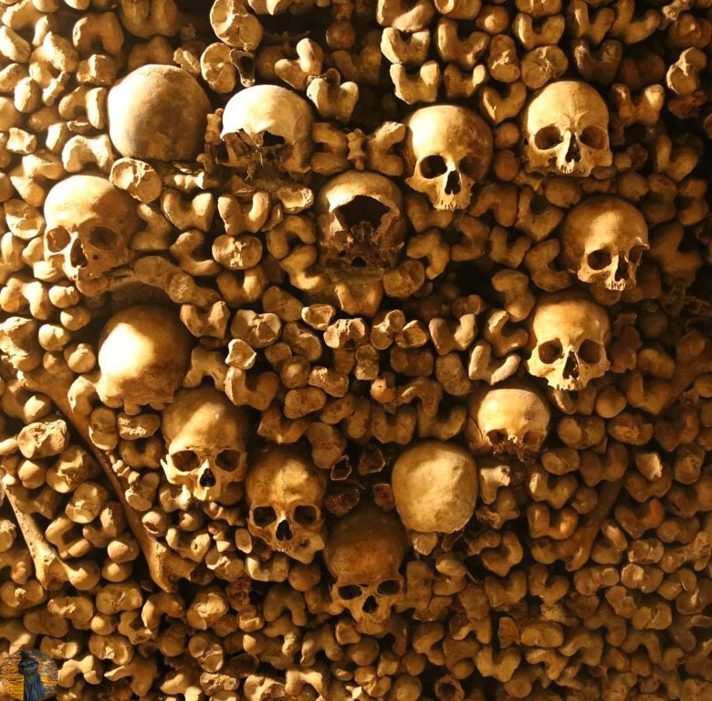 К XII веку столица Франции стала настолько перенаселенной, а постоянно народ страдал от эпидемий, что мест для захоронений людей стало катастрофически не хватать. Для этих целей стали использовать заброшенные шахты под городом…    Добро пожаловать в катакомбы Парижа!
