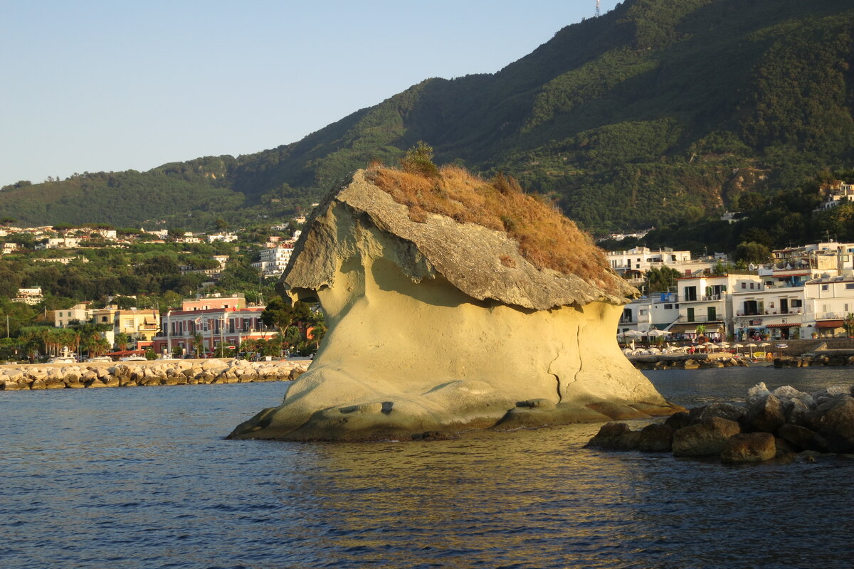 Donde esta la isla de ischia