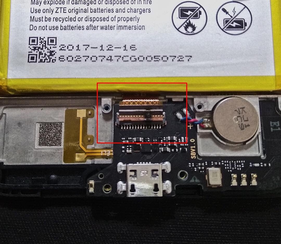 Прогар на коннекторе и межплатном шлейфе. Фото с Instagram нашего сервисного центра: @itgen26