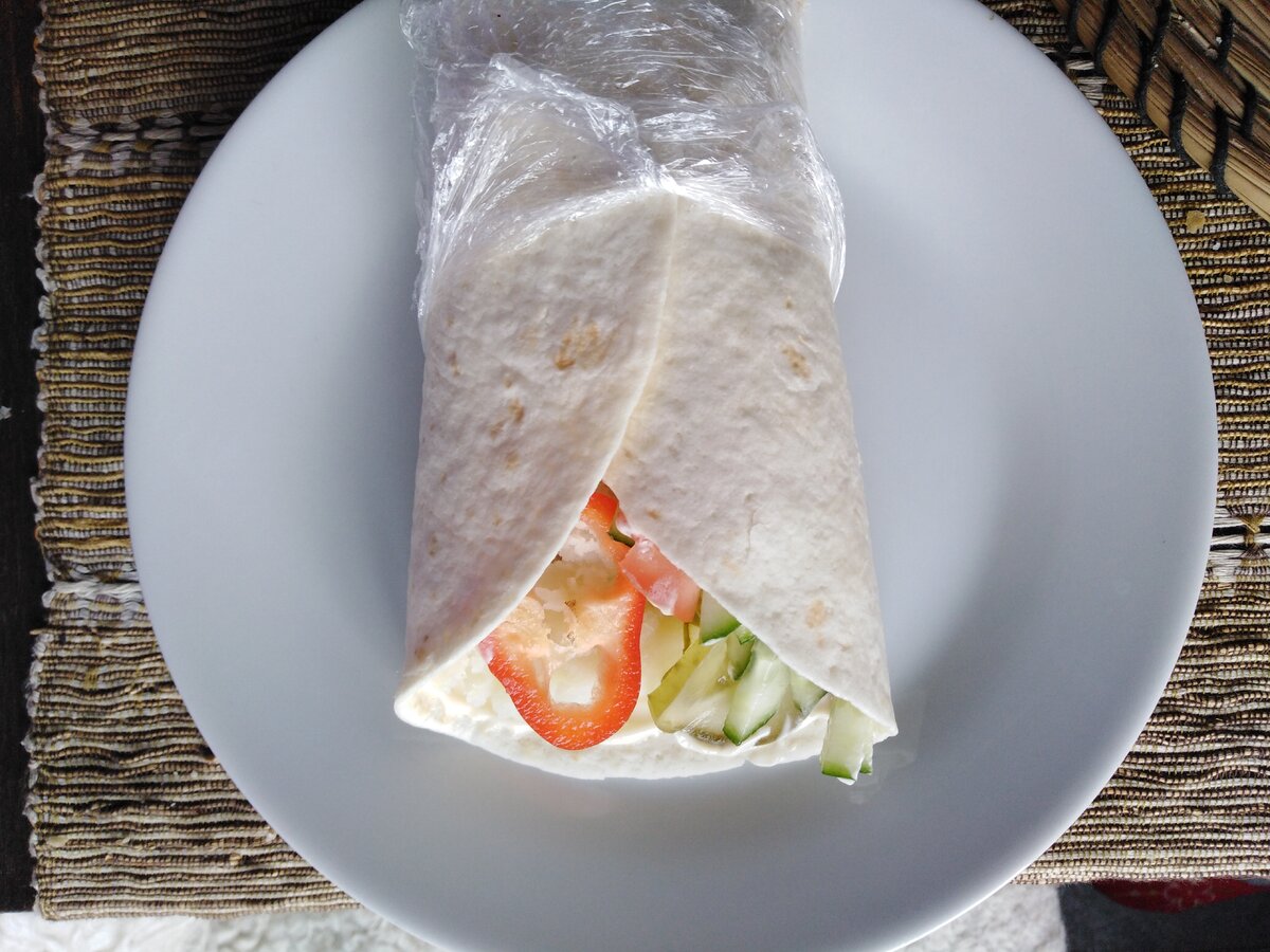  Вегетарианский ролл














Здравствуйте, друзья. Сегодня хочу рассказать, как приготовить вегетарианский ролл, который хорошо идет к супу, да и сам по себе неплох. Можно взять с собой в дорогу или на работу.
Для начала отвариваем картошку и мнем ее в в пюре, но ни воду ни молоко не добавляем.