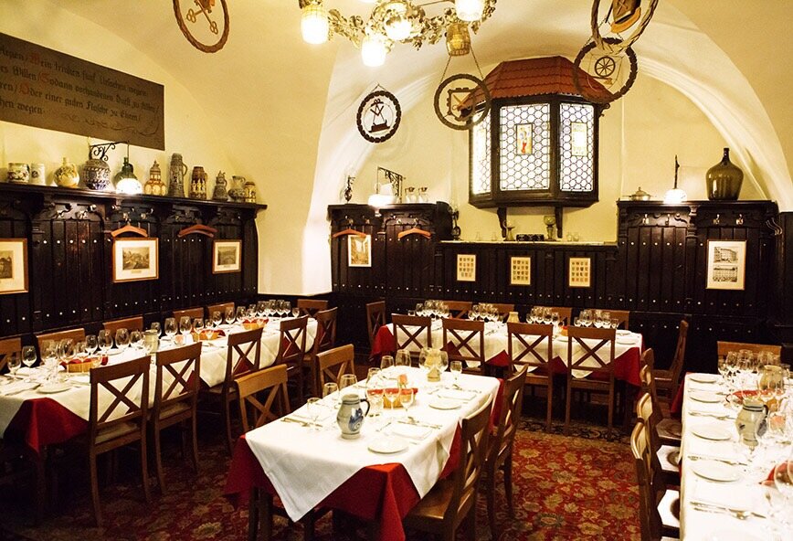 На мой взгляд , этот ресторан с многовековой историей наряду с памятниками архитектуры можно смело  назвать достопримечательностью Вены.  Один из старейших ресторанов Австрийской столицы принимал у себя таких знаменитостей , как Моцарт , Бетховен , Штраус , Паваротти , Бисмарк и многих других гениев мирового искусства и политики. Посетить это заведение стоит даже только для того, чтобы просто прикоснуться к истории. Но хочу добавить , что здесь еще поистине аутентичная атмосфера ,  неповторимые интерьеры , прекрасное обслуживание и кухня выше всяческих похвал.