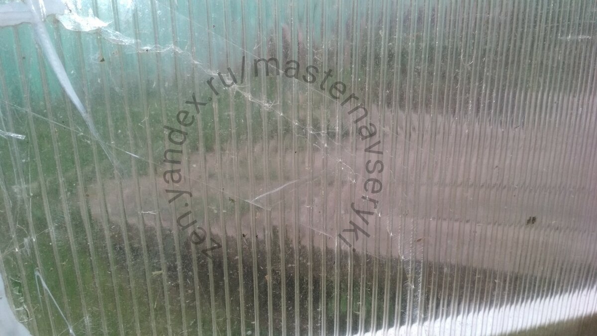 Поликарбонат отремонтированный с помощью скотча.