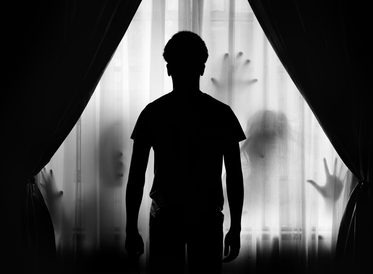 Силуэт человека в двери. Увидела темный силуэт. Страшный силуэт человека. Темный силуэт лица вампиров. Тёмный силуэт во тьме.