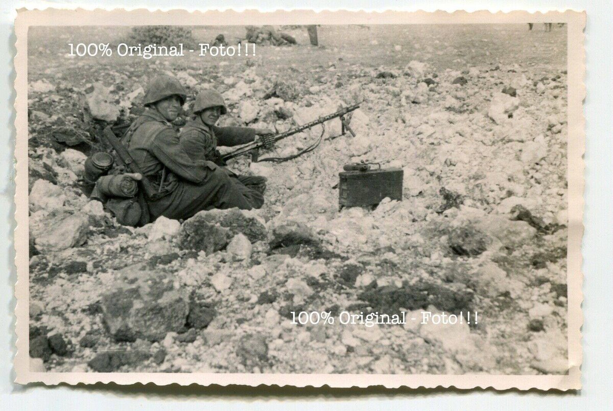 Немецкий пулеметный расчет позирует на мысе Фиолент в районе 18-ой береговой батареи Севастополя, после ее взятия 