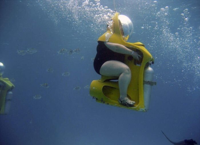 Жопная инквизиция в правильных полосках преследует даму в нестройнящем купальнике. 