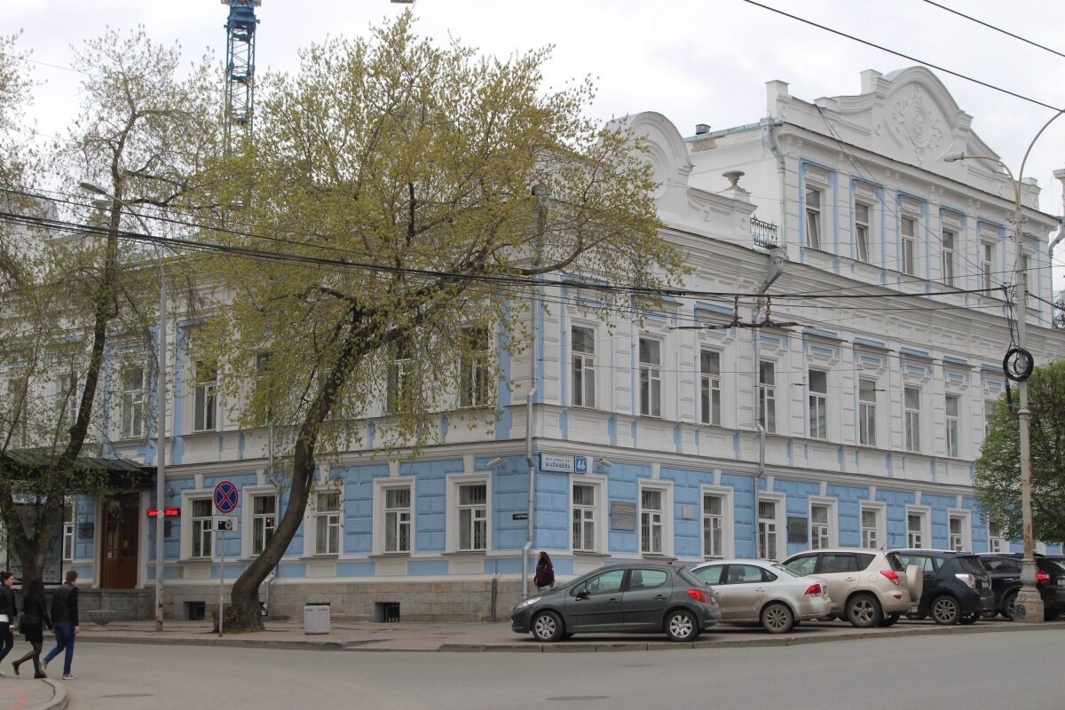 Особняк стоит на углу улиц Малышева и Добролюбова