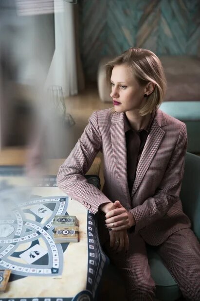 Сертифицированная ведущая игры Genesis