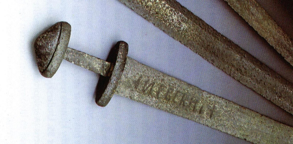 Меч с надписью "+VLFBERHT+" , сделанной методом инкрустирования "железом по железу"