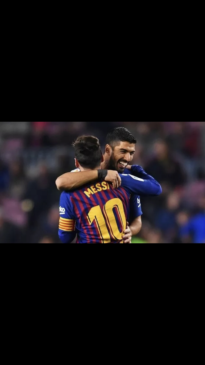 Террористы по телефону заявили о том, что в автомобилях Лионеля Месси и Луиса Суареса заложены бомбы. 
 
По информации Mundo Deportivo, взрывчатые вещества якобы были заложены на парковке аэропорта «Барселона – Эль-Прат», где и были припаркованы машины футболистов перед их отлетом на Ибицу. 
 
Сообщается, что служба безопасности сразу же проверила данную информацию, но никаких угроз обнаружено не было. 
 
Месси и Суарес в ближайшее время должны приступить к тренировкам вместе с командой.