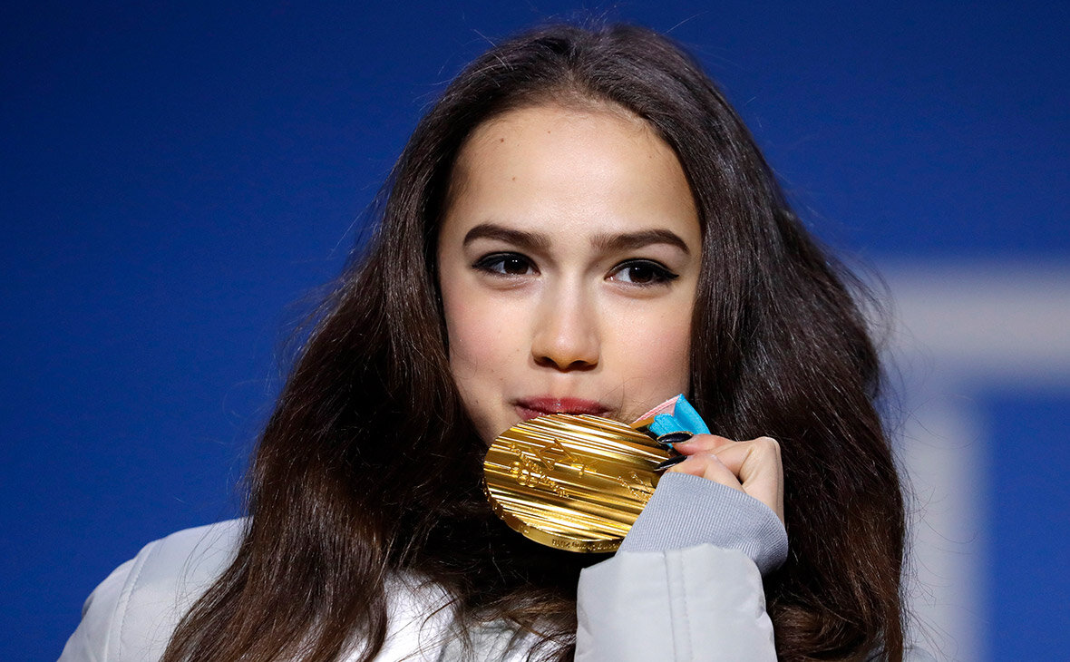 Алина Загитова на церемонии награждения Олимпиады-2018