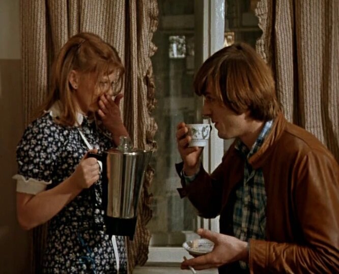 Её тянет в эту дольче-вита, где все танцуют и остаются ночевать, где попало.