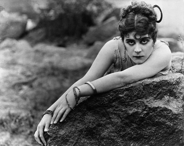Теда Бара (англ. Theda Bara) в фильме Кармен 1915 год