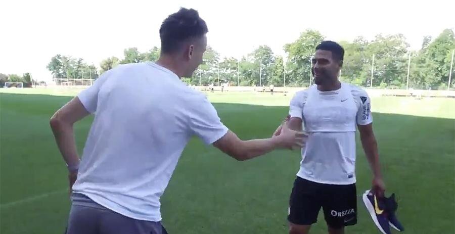 Приветствие Головина и Фалькао после тренировки