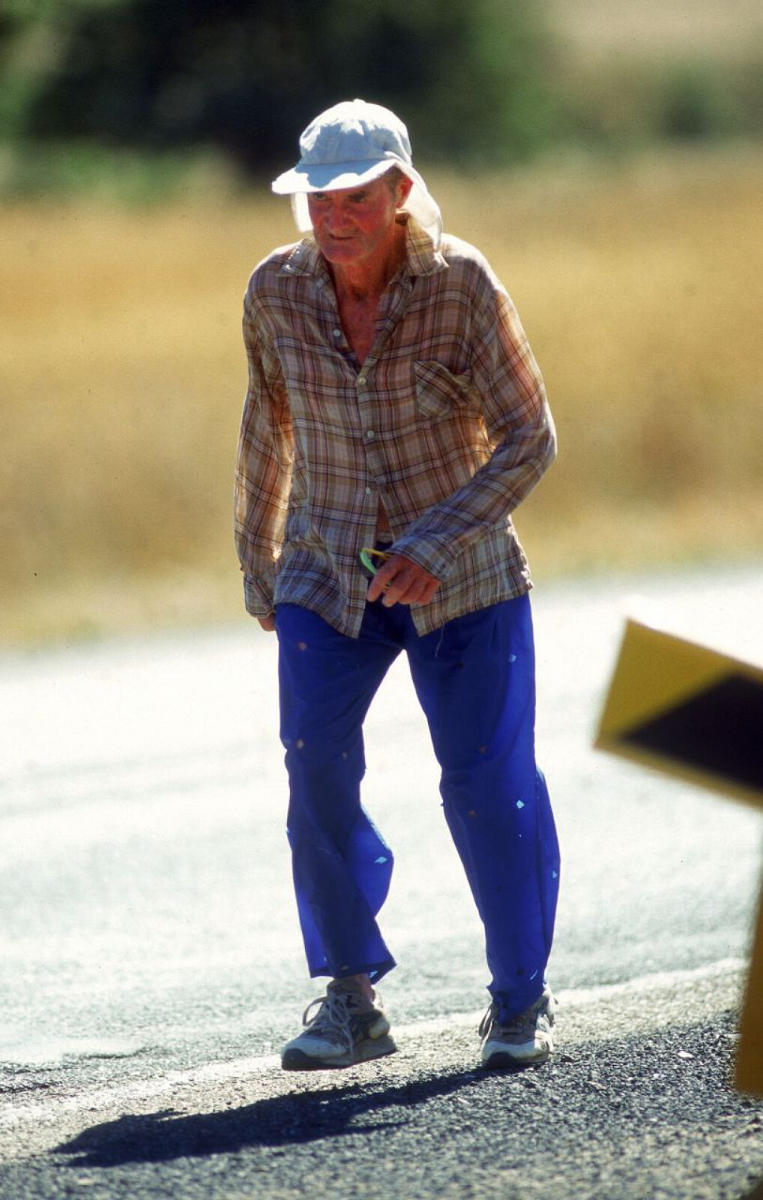 Клифф Янг - амбассадор рубашек в клетку и штанов с дырками