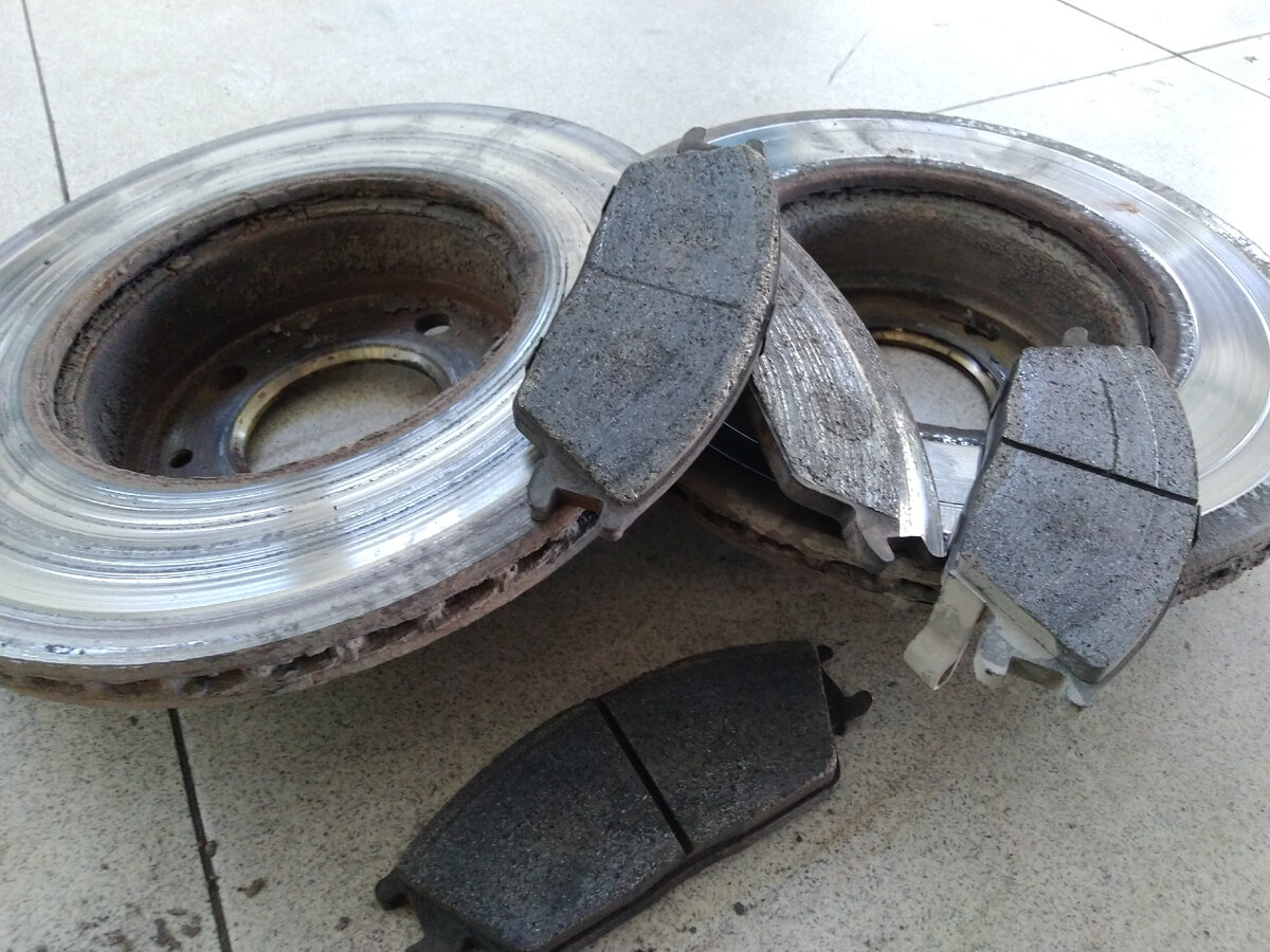 Изношенные тормозные диски и накладки