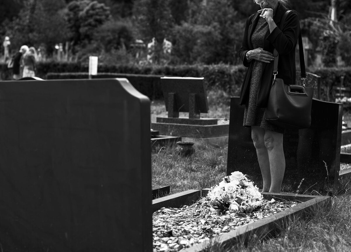 Прощание близко. Фотографироваться на кладбище. Вдова на кладбище. Смерть близкого.