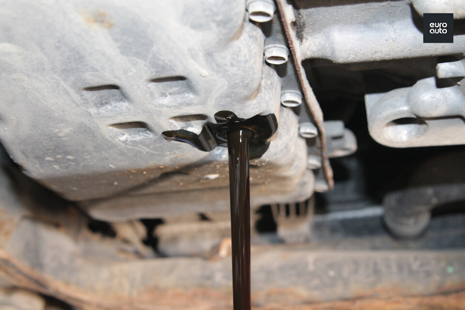 Тёмный цвет, запах перегретого масла, блестящие вкрапления – всё это тревожные признаки