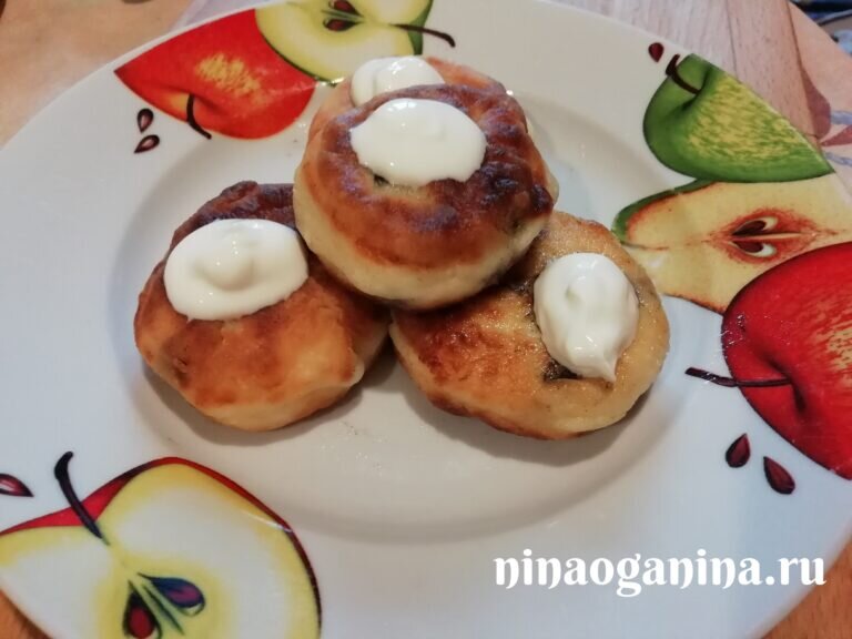 Творожные сырники с яблоками, корицей и джемом