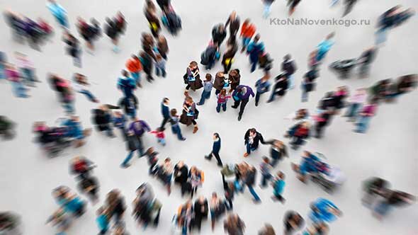 Социальные дилеммы среди не равных. 
Прямое взаимодействие это мощный механизм развития сотрудничества на основе повторяющихся взаимодействий. Для этого требуется, чтобы взаимодействующие лица были в достаточной степени равны, чтобы каждый сталкивался с аналогичными последствиями, когда они сотрудничают или сталкиваются с проблемами. Тем не менее, неравенство встречается повсюду и распространено среди людей и это считается, той причиной, которая подрывает сотрудничество и благосостояние. Большинство предыдущих моделей взаимодействий не включают неравенство. Эти модели предполагают, что люди одинаковы во всех соответствующих аспектах. Здесь мы вводим общие рамки для изучения прямого взаимодействия среди неравных людей. Наша модель учитывает несколько источников неравенства. Субъекты могут различаться по своим способностям, продуктивности и тому, насколько они получают выгоду от общественных благ. Мы находим, что крайнее неравенство мешает сотрудничеству. Но если субъекты различаются по продуктивности, для обеспечения сотрудничества может быть необходимо некоторое имущественное неравенство. Наши математические предсказания подтверждаются поведенческим экспериментом, в котором мы варьируем одаренность и продуктивность испытуемых. Мы наблюдаем, что общее благосостояние максимизируется, когда два источника неоднородности совпадают, так что более продуктивные люди получают более высокие пожертвования. В отличие от этого, когда фонды и производительность смещены, сотрудничество быстро разрушается. Наши выводы имеют значение для политиков, занимающихся вопросами справедливости, эффективности и предоставления общественных благ.