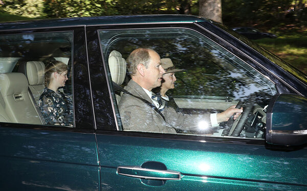 Королевская семья Великобритании прибыла на службу в церковь Крэти Кирк (фото)