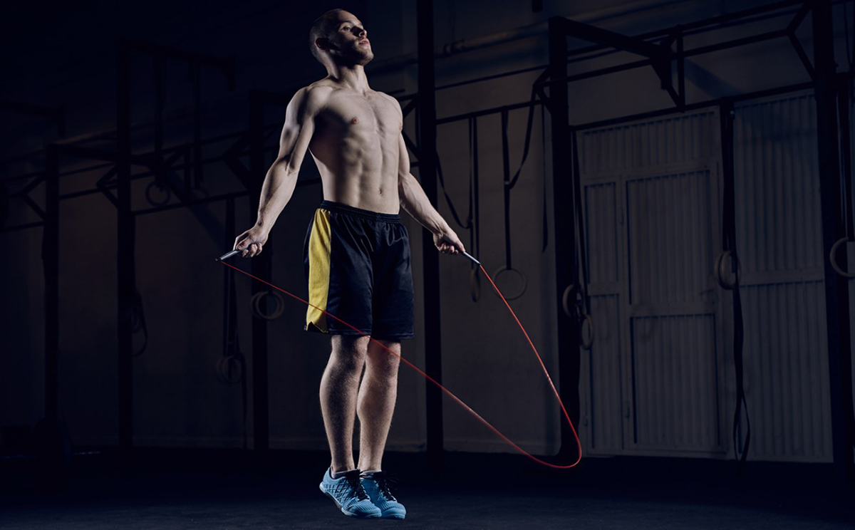 Тоже спорт. Скиппинг прыжки на скакалке. Ричард Кендали скиппинг. Скакалка кроссфит. Спортсмен со скакалкой.