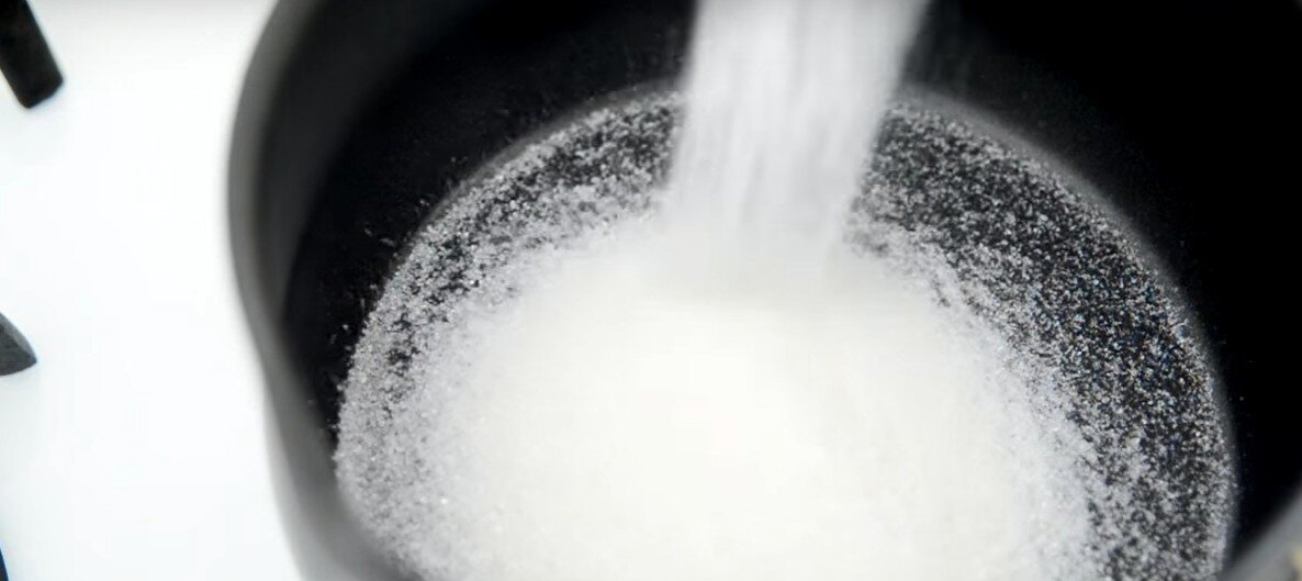 Приготовление: Начинаем с приготовления сиропа.
Разогреваем в кастрюльке сахар, воду кипятим на среднем огне.
кукурузный крахмал растворяем в небольшом количестве воды и добавляем в сироп, когда сахар уже полностью растворен.
