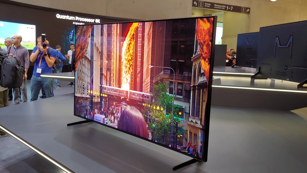 Samsung 8K QLED (картинка с сайта https://cdn.mos.cms.futurecdn.net)